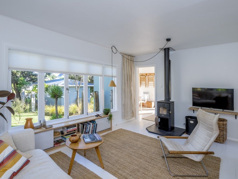 18 The Avenue, Otaki Beach, Otaki - Carousel 1