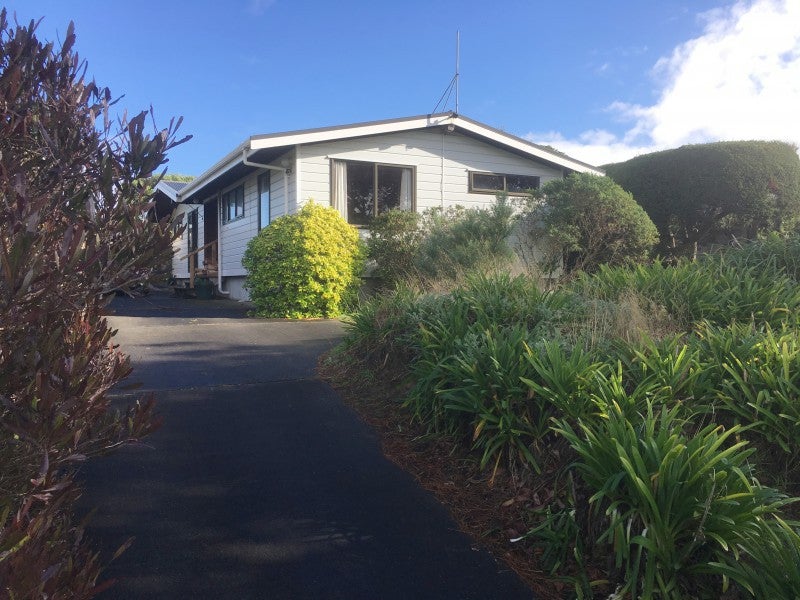10 Pine Ridge Terrace, Waikanae Beach, Waikanae - Carousel 1