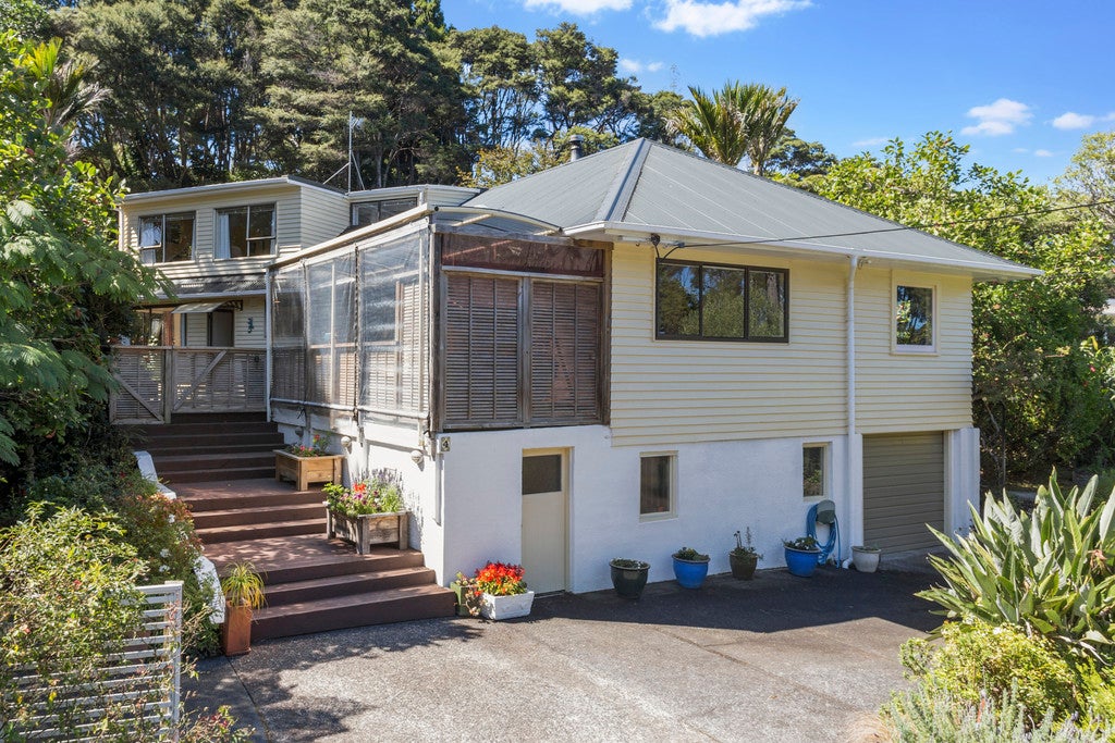 4 York Road, Titirangi, Auckland - Carousel 1