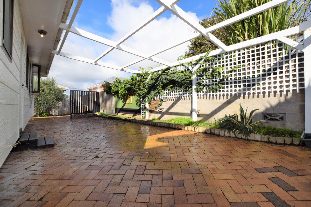 15 Wakeling Avenue, Te Atatu South, Auckland - Carousel 2