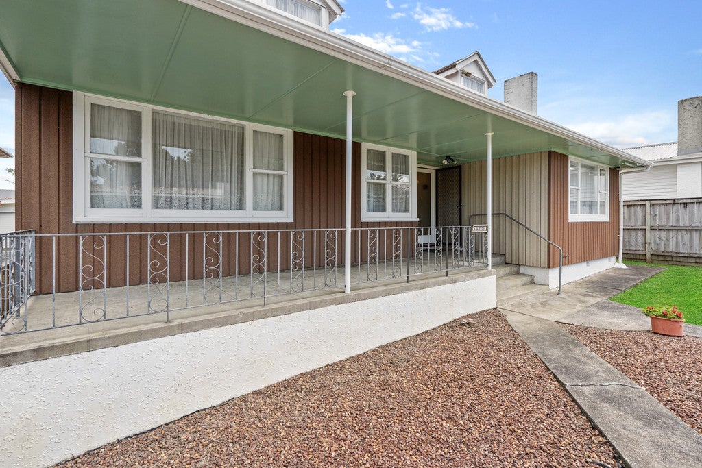 206 Te Atatu Road, Te Atatu South, Auckland - Carousel 2