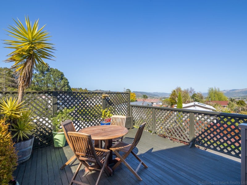 27 Vista Crescent, Maoribank, Upper Hutt - Carousel 2
