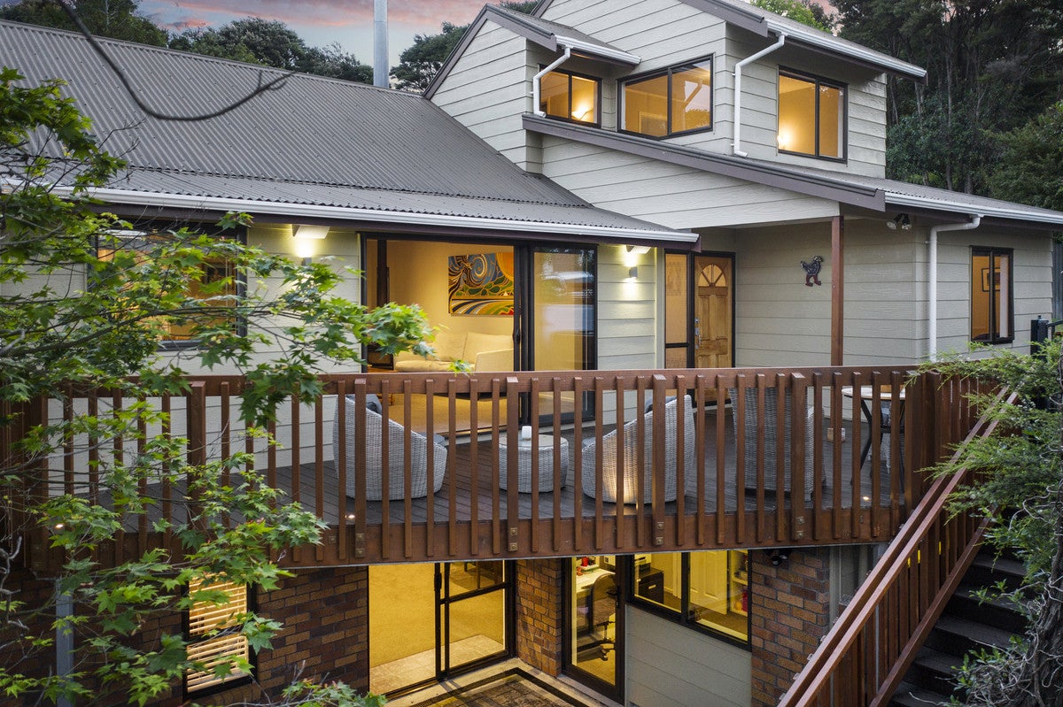 19 Longfellow Parade, Glen Eden, Auckland - Carousel 1