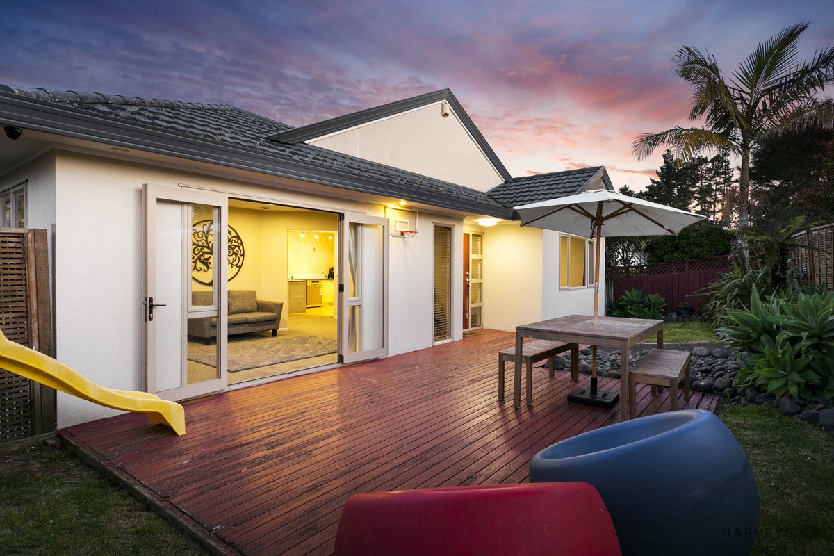 14 Berkshire Terrace, Massey, Auckland - Carousel 1