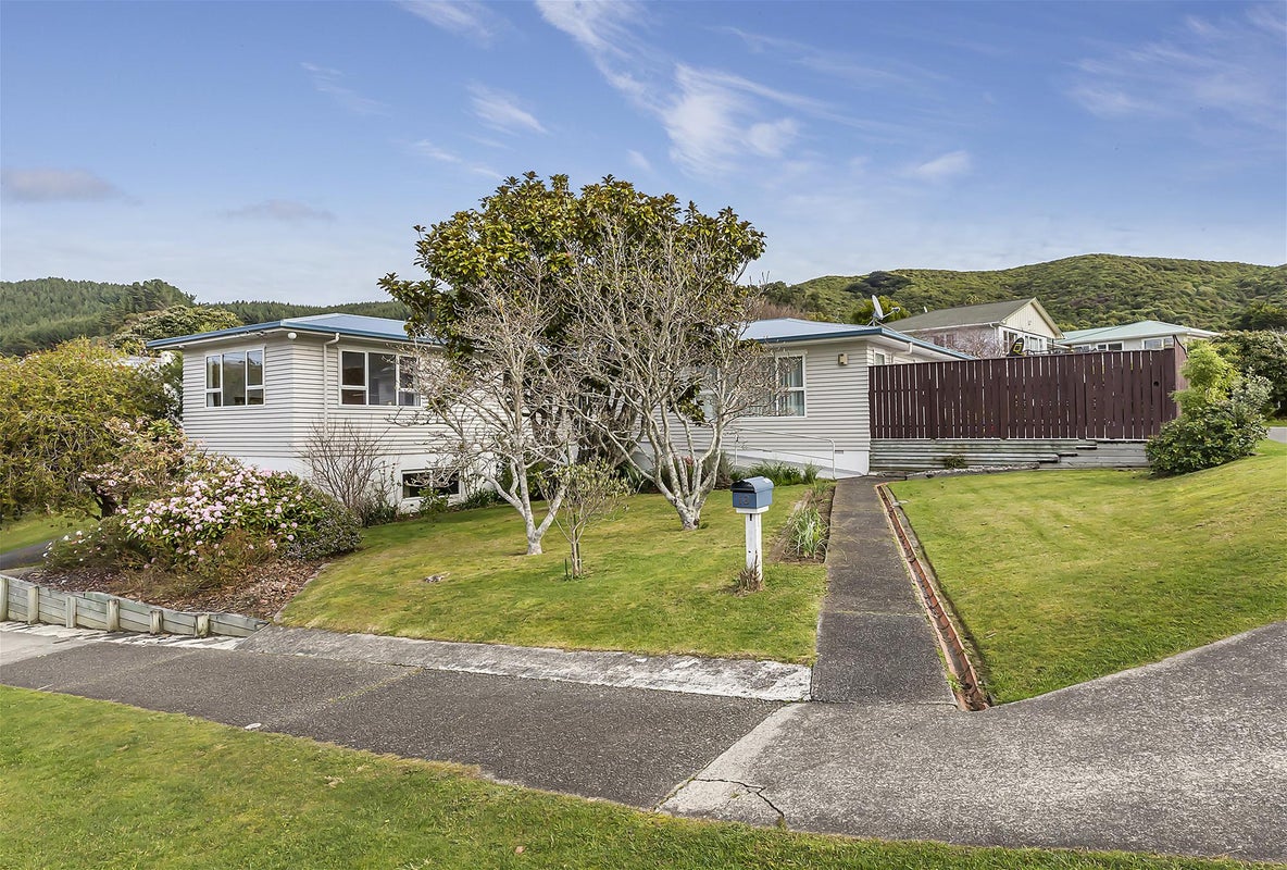 13 Saint Johns Terrace, Tawa, Wellington - Carousel 1