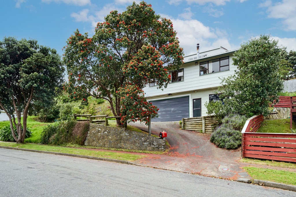 10 Owhiti Street, Titahi Bay, Porirua - Carousel 1