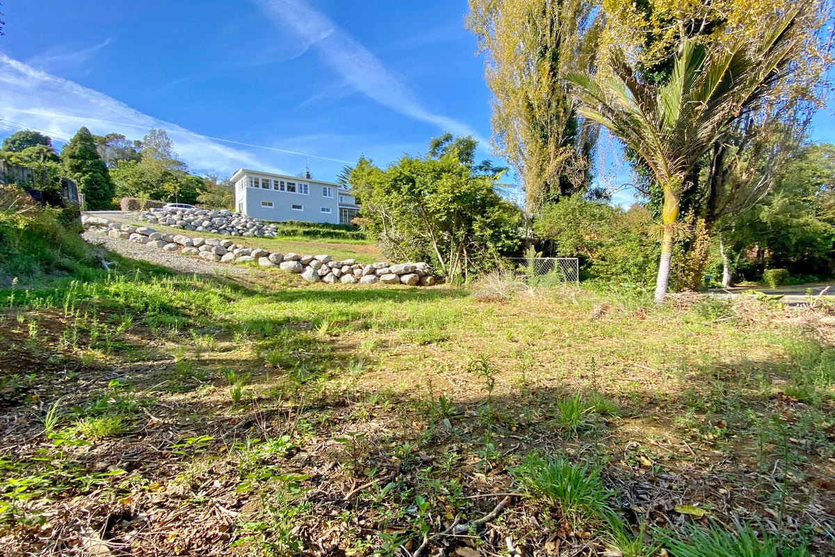 10 Awanui Street, Merrilands, New Plymouth - Carousel 1