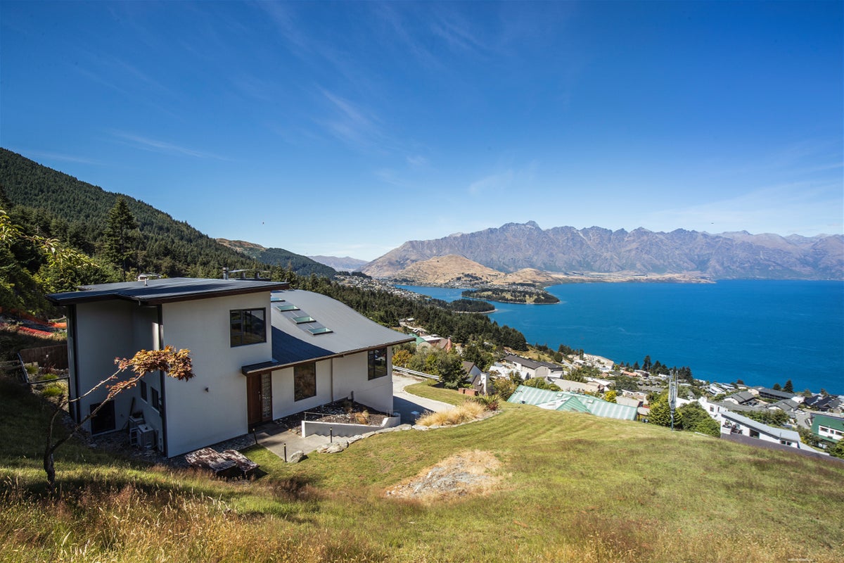 9 Vanda Place, Fernhill, Queenstown - Carousel 1