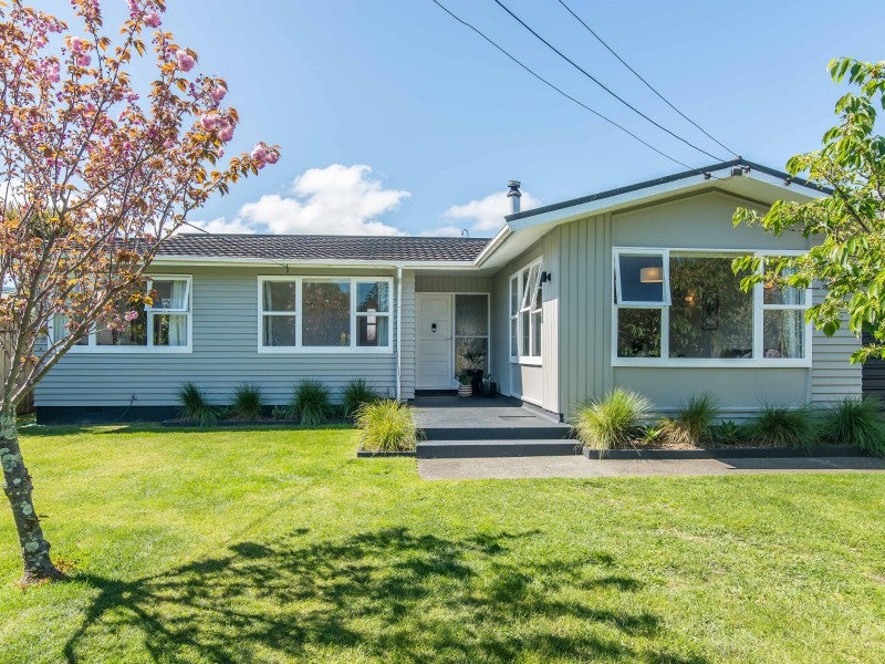 17 Grange Park Avenue, Raumati South, Paraparaumu - Carousel 1