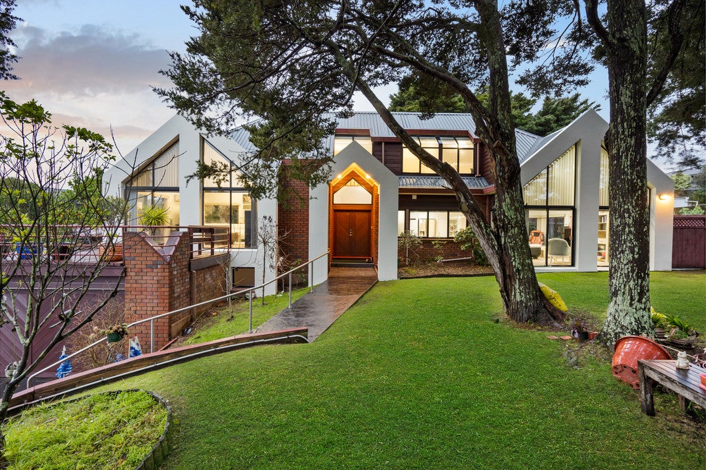 71 Kuripaka Crescent, The Gardens, Auckland - Carousel 1