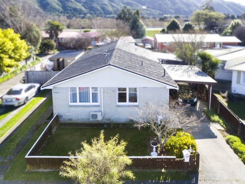 19A CLOUSTON PARK RD, CENTRAL, UPPER HUTT - Carousel 1