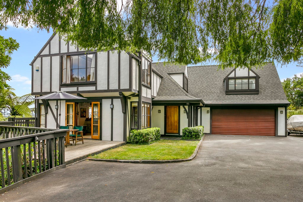 9 Chatham Avenue, Paremoremo, Auckland - Carousel 1