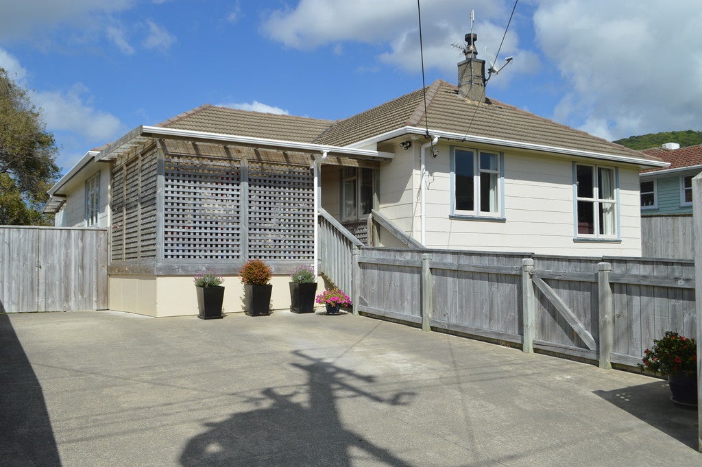 17 Hukatai Street, Elsdon, Porirua - Carousel 1