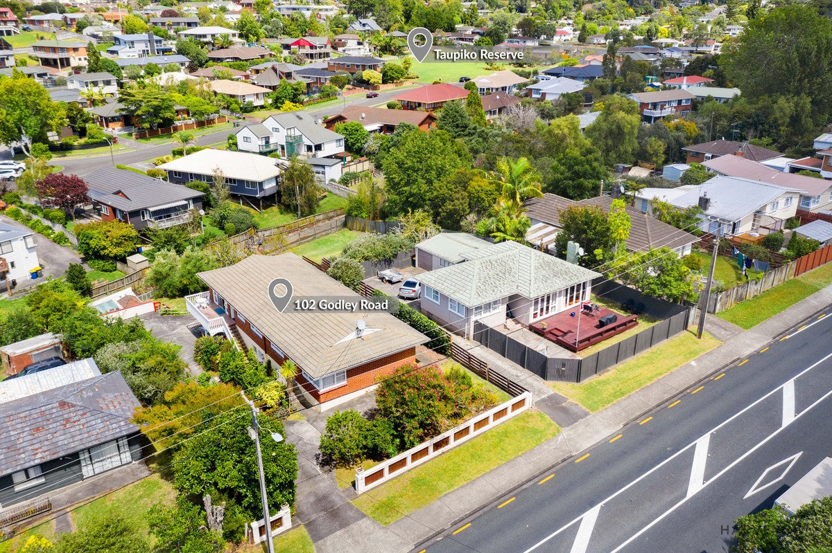 102 Godley Road, Green Bay, Auckland - Carousel 1