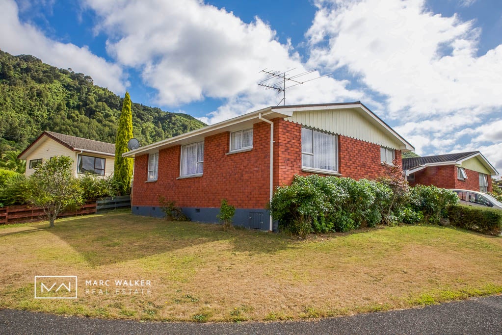 1/1 Fremont Grove, Totara Park, Upper Hutt - Carousel 2