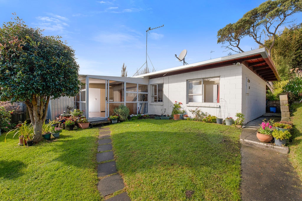 2/19 Hollyhock Place, Browns Bay, Auckland - Carousel 1