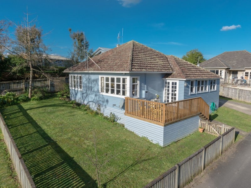 21 Kiwi Avenue, Forest Lake, Hamilton - Carousel 1