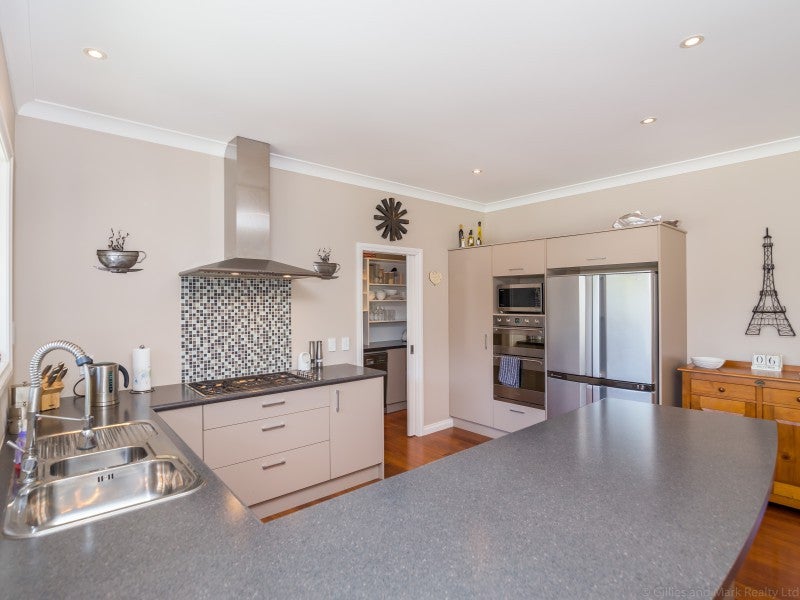 8 Malcolm Gillies Grove, Totara Park, Upper Hutt - Carousel 2