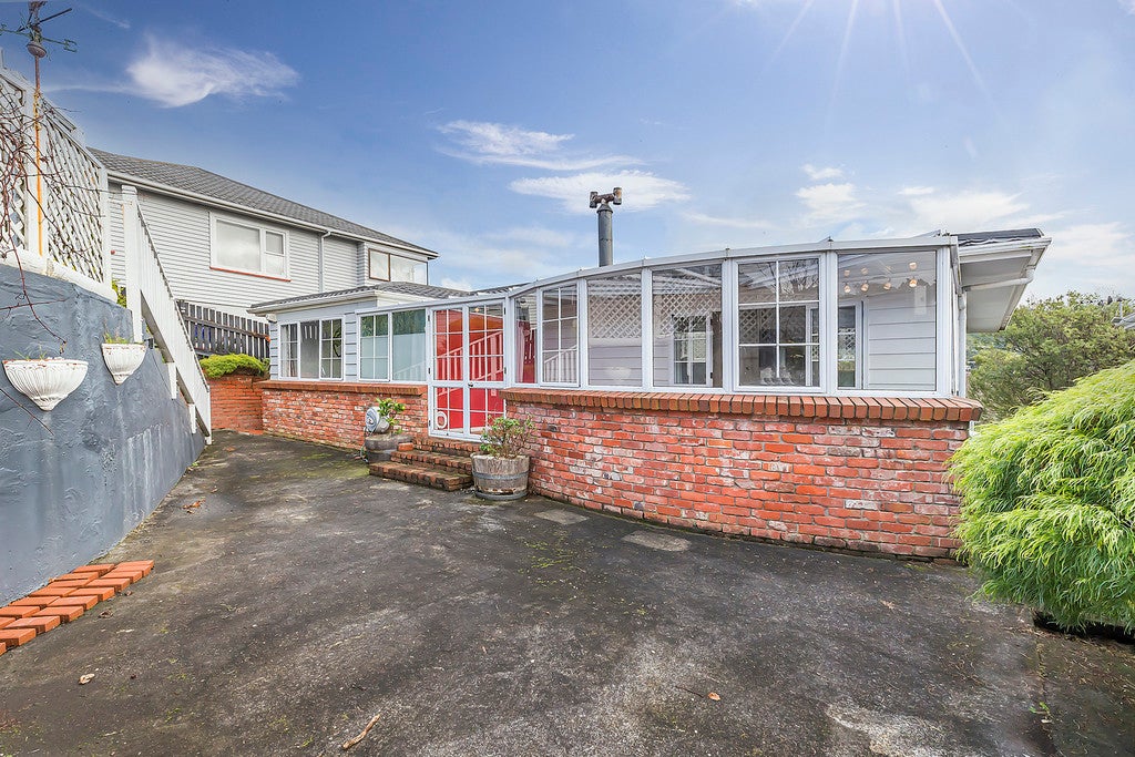 8 Taylor Terrace, Tawa, Wellington - Carousel 1