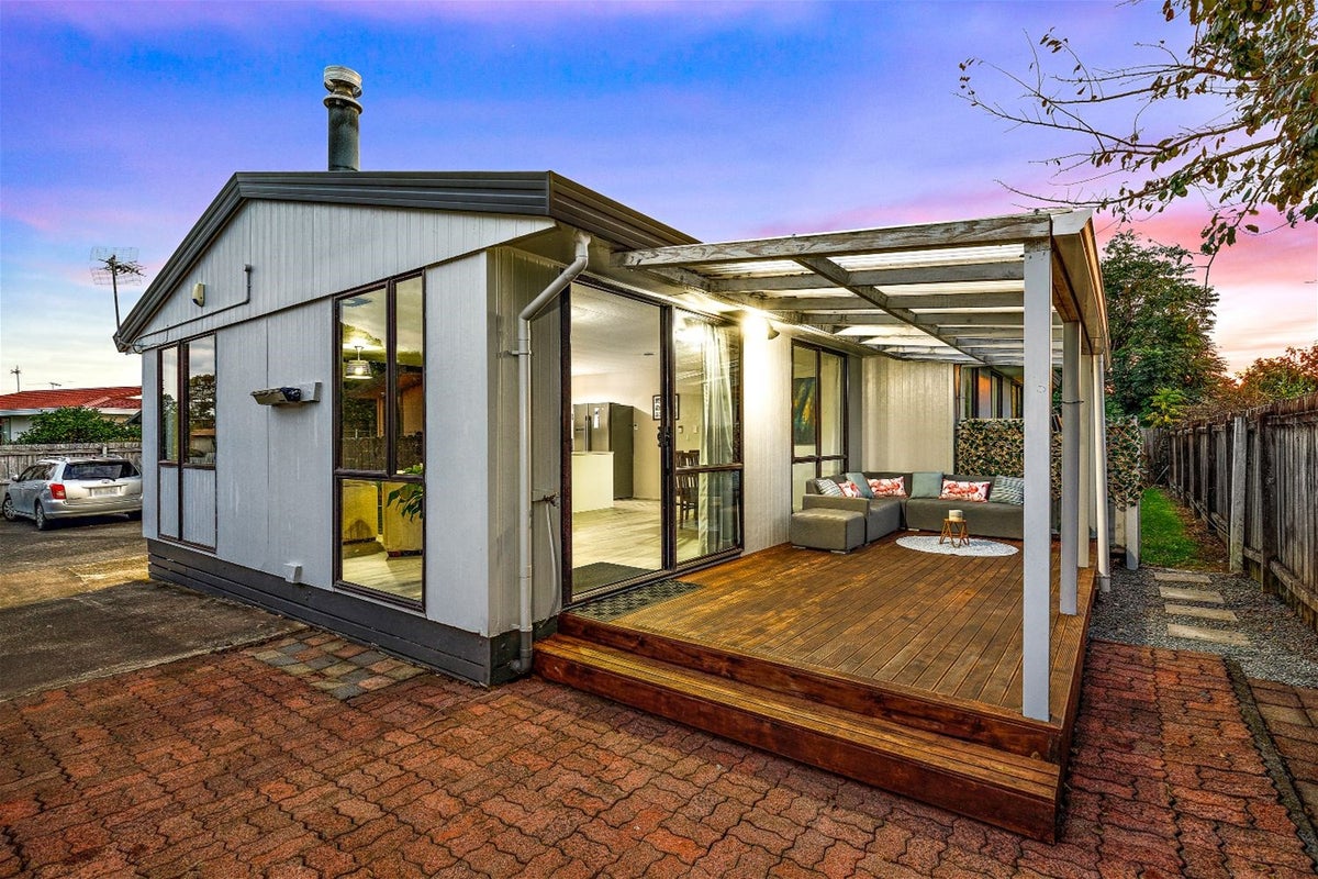 2/7 Ireland Place, Ranui, Auckland - Carousel 1