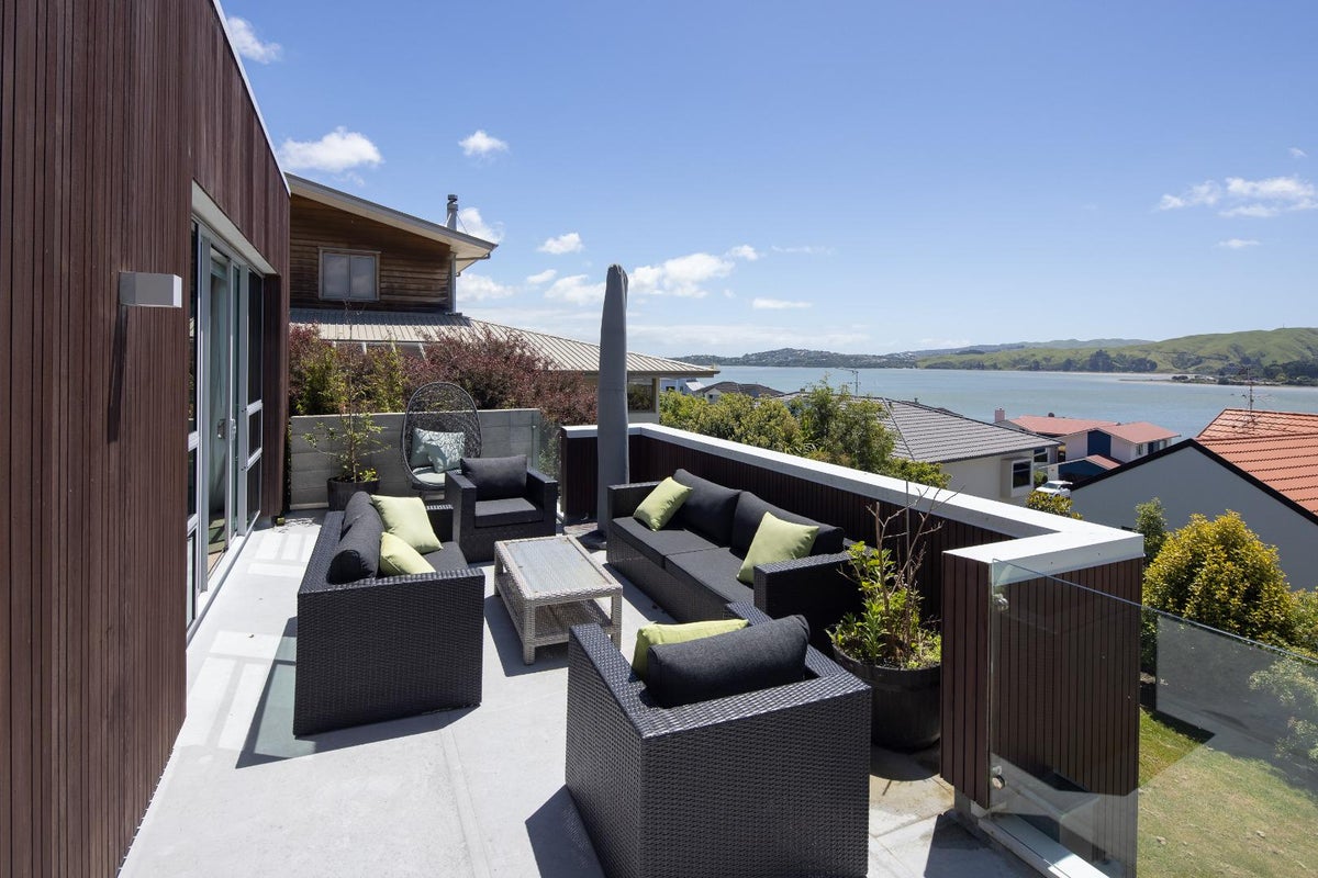11 Bowsprit Way, Whitby, Porirua - Carousel 2
