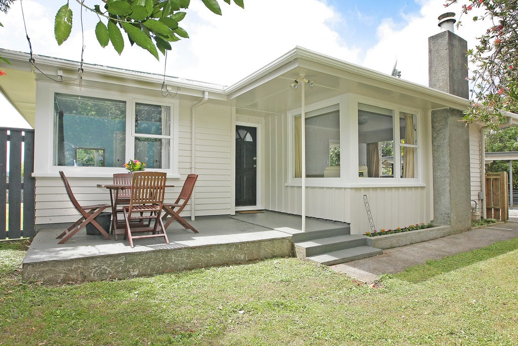 5 Warren Street, Paparangi, Wellington - Carousel 1