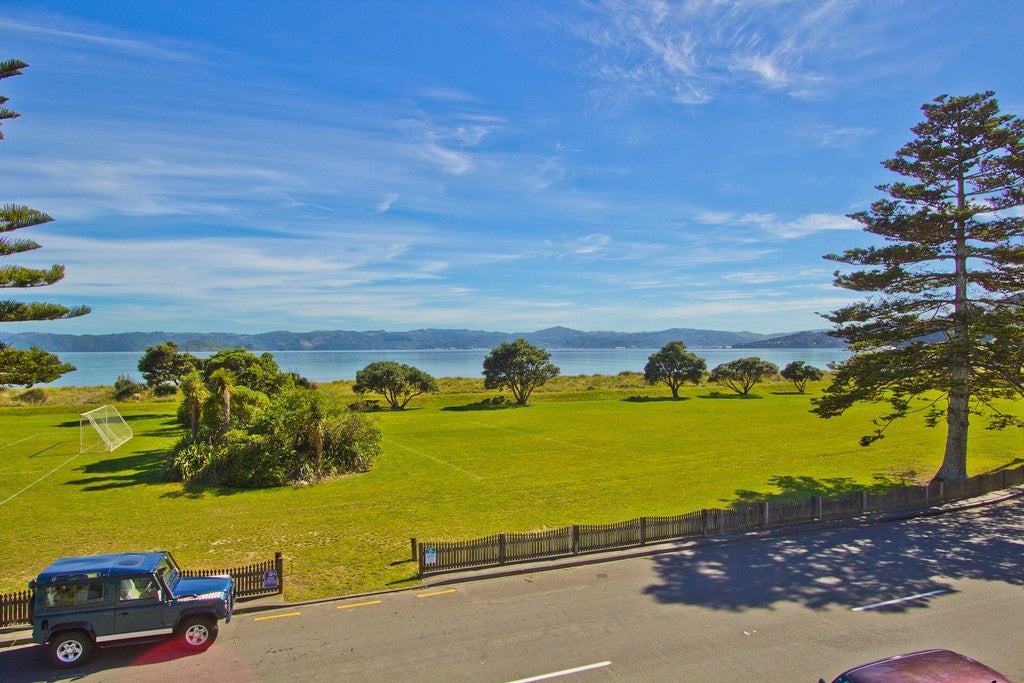 39 Marine Parade, Eastbourne, Lower Hutt - Carousel 1