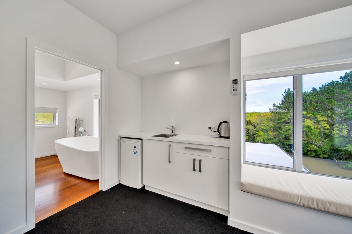 360 Henwood Road, Hillsborough, New Plymouth - Carousel 35