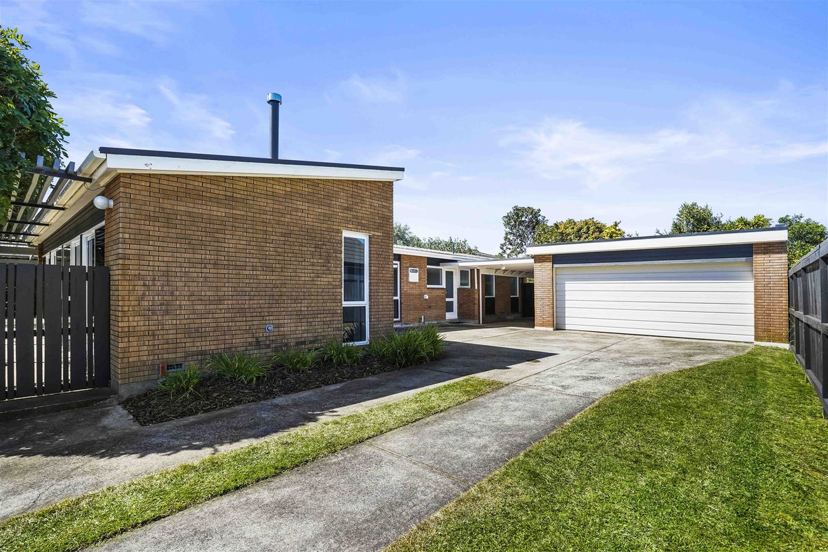 56 Chedworth Avenue, Chedworth, Hamilton - Carousel 1