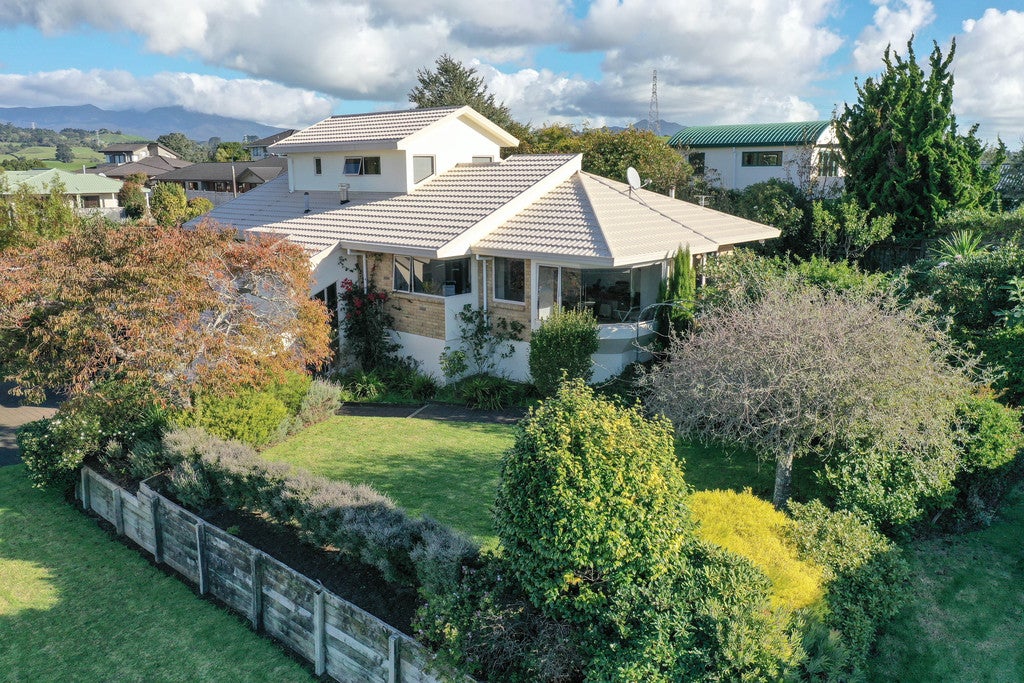 1 Maple Crescent, Whalers Gate, New Plymouth - Carousel 2