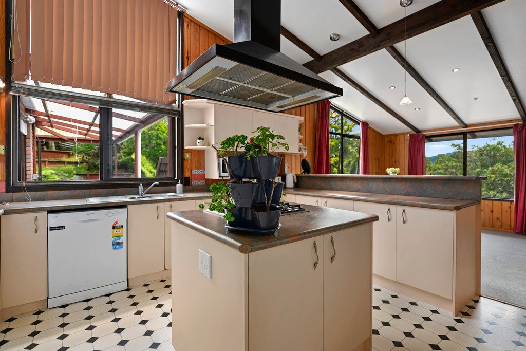 9 Hobbit Lane, Pinehaven, Upper Hutt - Carousel 1