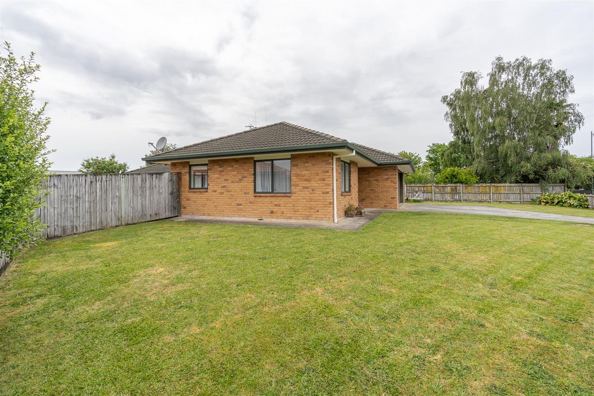 31 Farnborough Drive, Nawton, Hamilton - Carousel 2