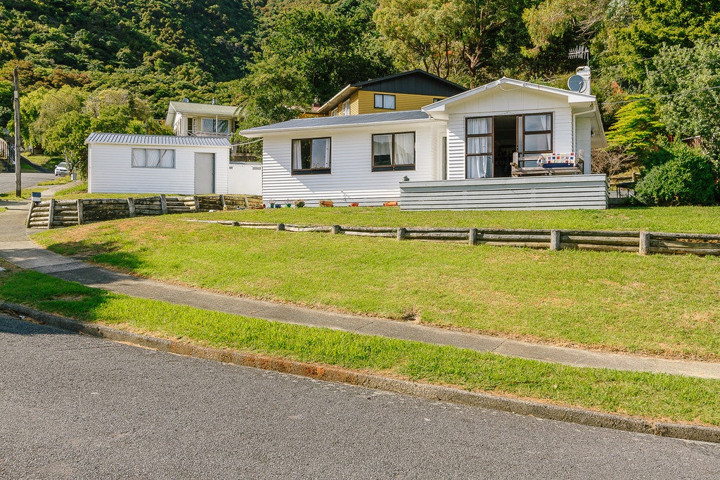 13 Holmes Grove, Naenae, Lower Hutt - Carousel 1