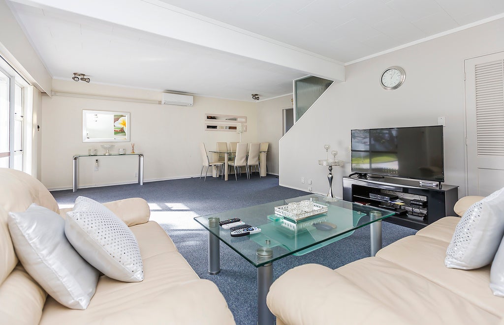 48 Akaroa Drive, Maupuia, Wellington - Carousel 1
