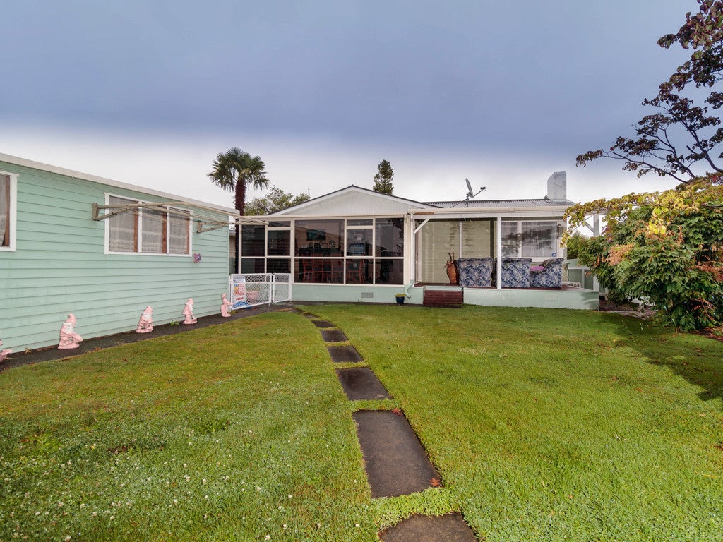 213 Sunnybank Crescent, Camberley, Hastings - Carousel 1