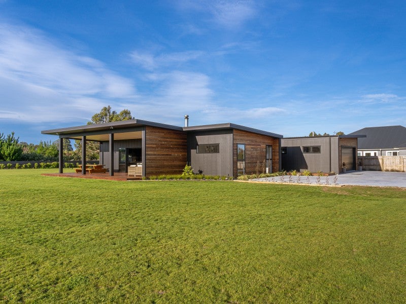 25 Mill Grove, Clareville, Carterton - Carousel 1