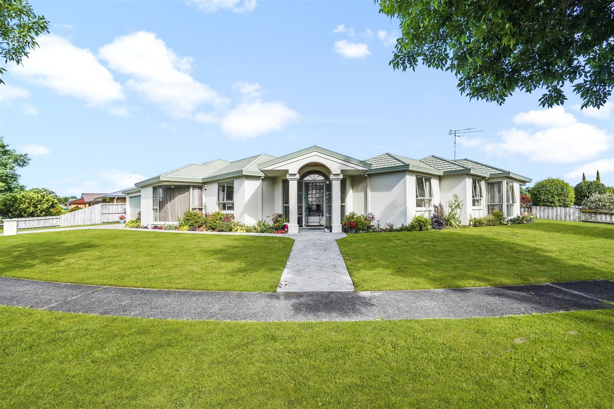 11 Bouverie Crescent, Flagstaff, Hamilton - Carousel 1