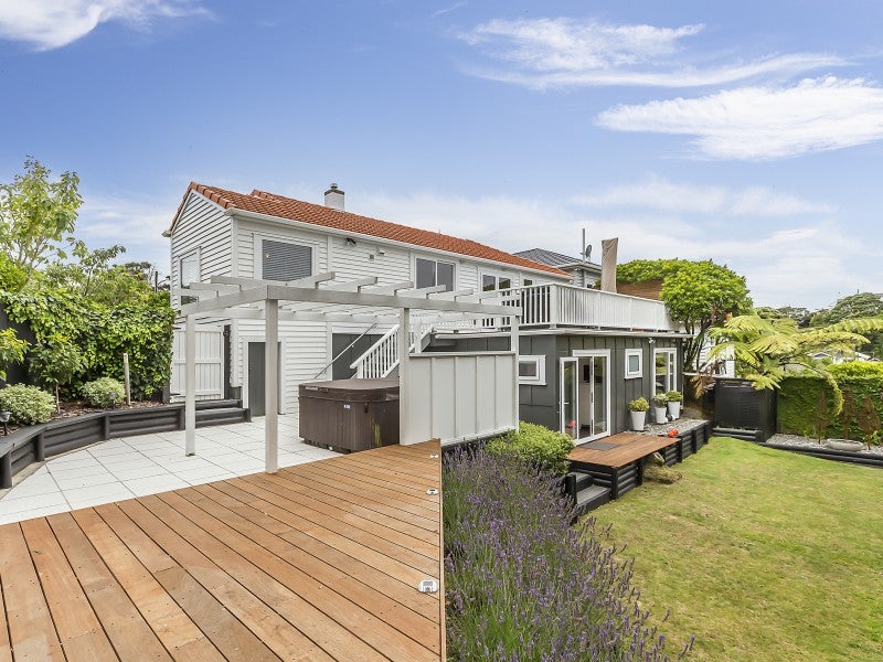 22 Donald Crescent, Karori, Wellington - Carousel 1