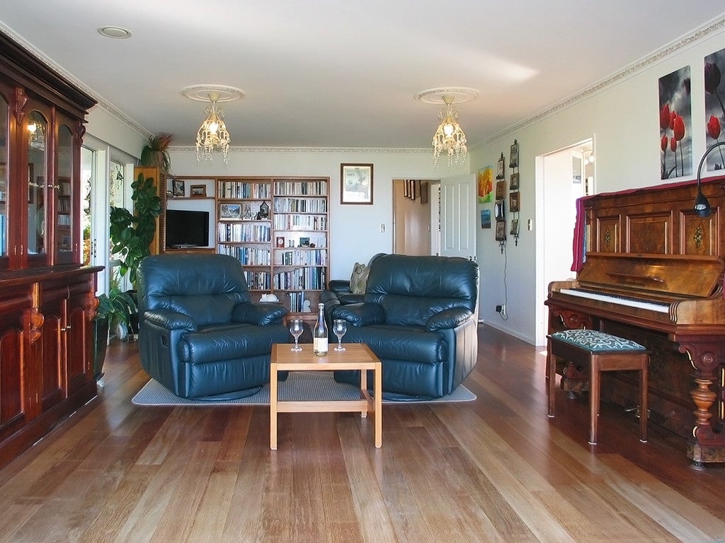 16 Reese Jones Grove, Maungaraki, Lower Hutt - Carousel 2