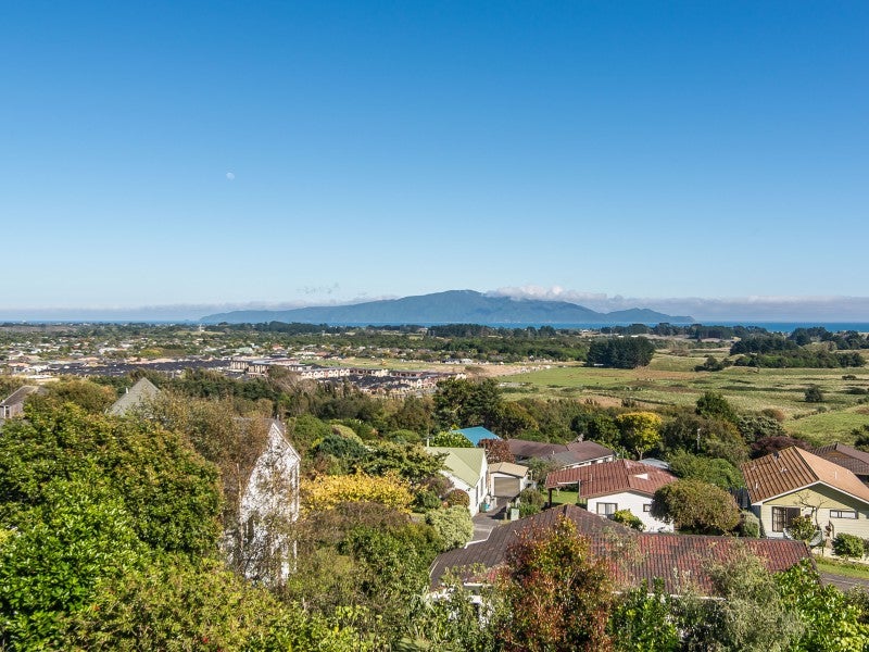 2 Matata Place, Waikanae - Carousel 2