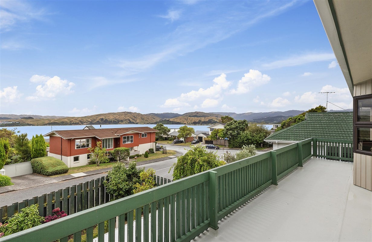 3 Leeward Drive, Whitby, Porirua - Carousel 1