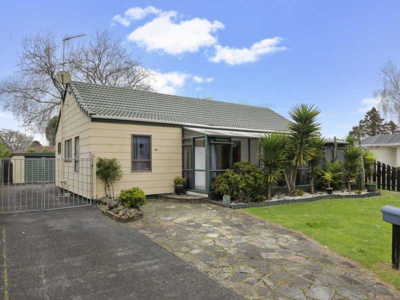 13 Sharivari Place, Conifer Grove, Takanini - Carousel 1