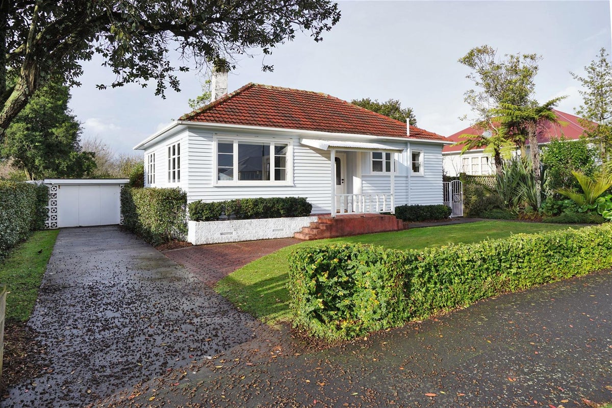 6 Casey Avenue, Fairfield, Hamilton - Carousel 1