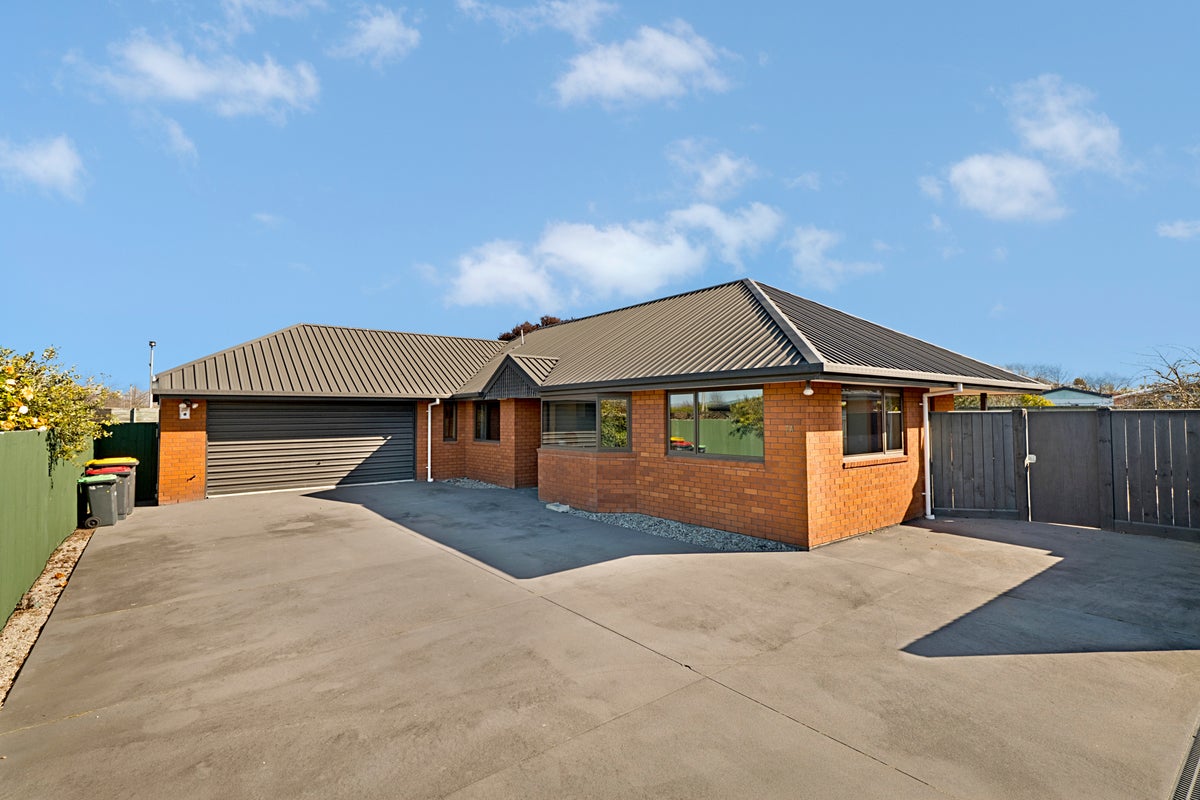 2/7 Thicket Close, Redwood, Christchurch - Carousel 1