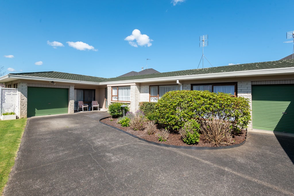 2/26A Eastern Beach Road, Eastern Beach, Auckland - Carousel 1