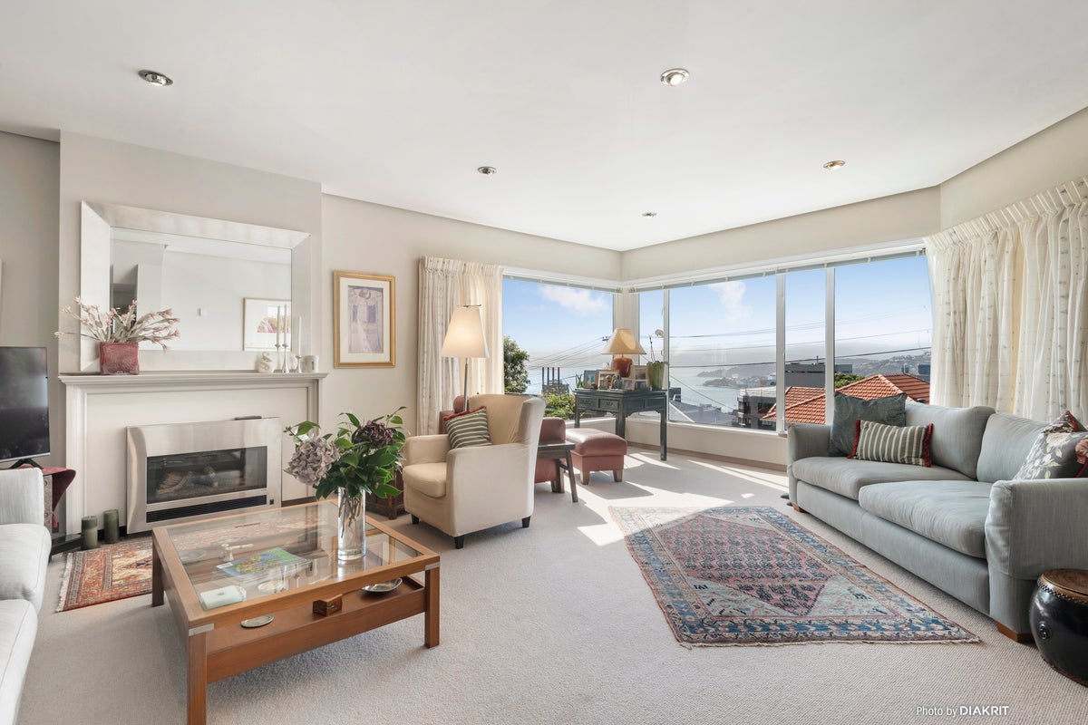 2/10 Central Terrace, Alicetown, Lower Hutt - Carousel 1