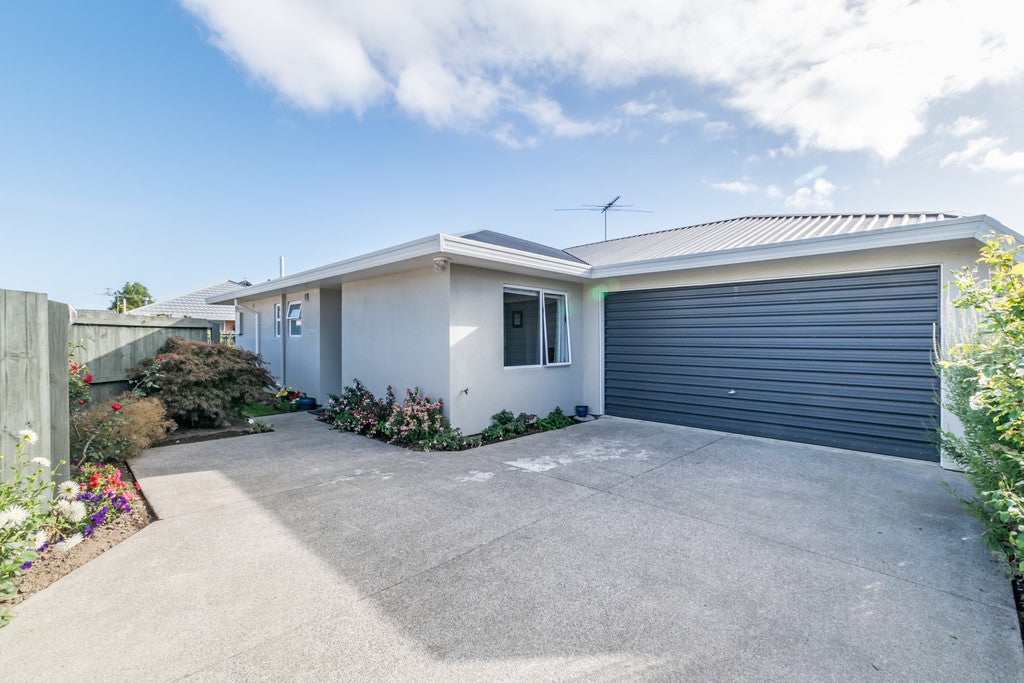 11 Honeysuckle Place, Northcote, Christchurch - Carousel 1