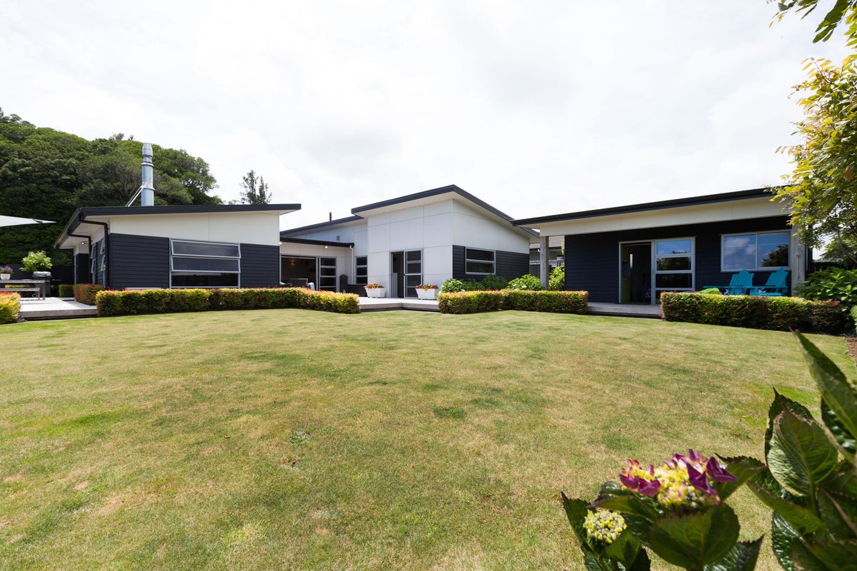 28 Ainslee Street, Highlands Park, New Plymouth - Carousel 1