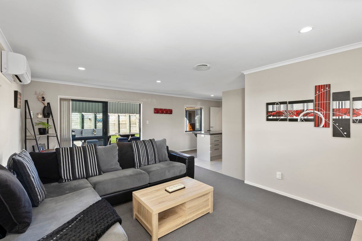 7 Sunstone Crescent, Brown Owl, Upper Hutt - Carousel 2