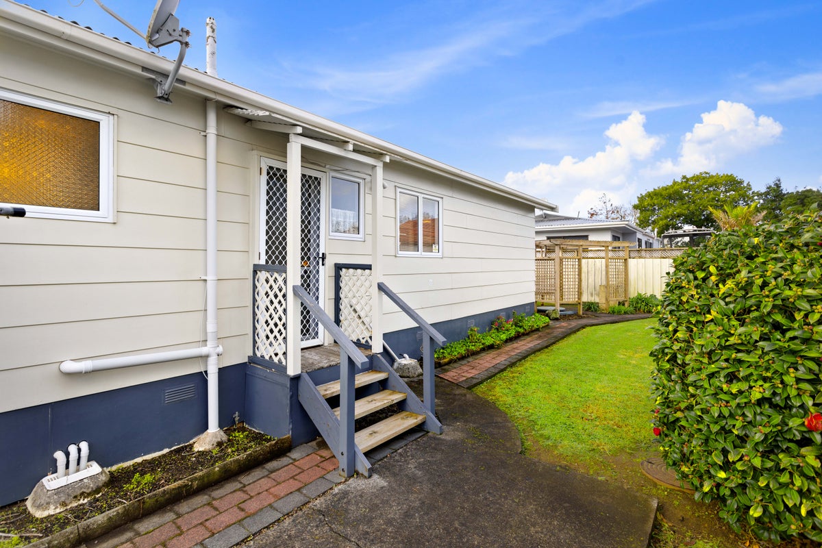 2/2 Garelja Road, Henderson, Auckland - Carousel 15
